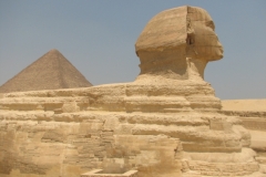 Le Sphinx et la pyramide de Khéops du plateau Gizeh (août 2010)